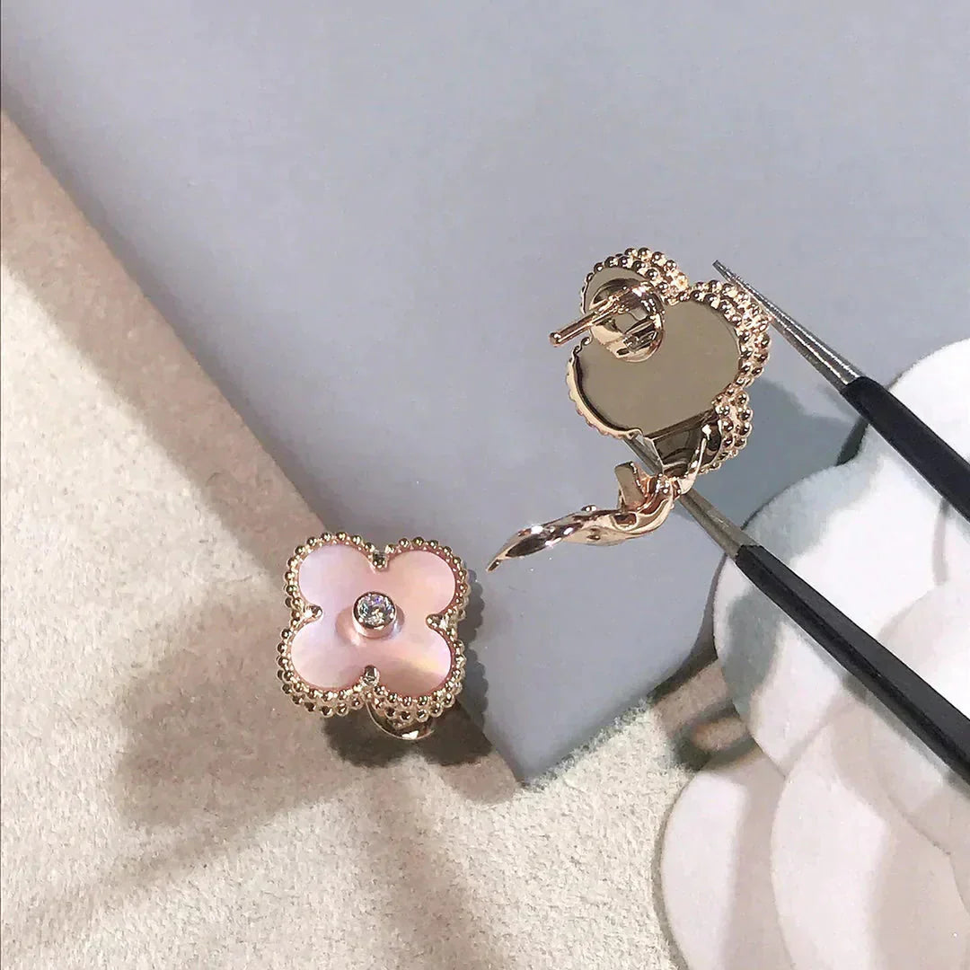 [Shinejoy]CLOVER MEDIUM 1 MOTIFS  PINK MOP DIAMOND EARRINGS