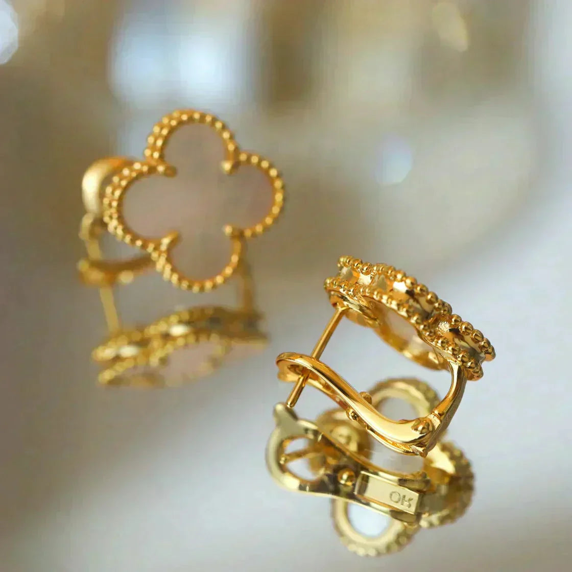 [Shinejoy]CLOVER MEDIUM 1 MOTIFS  WHITE MOP STUD EARRINGS