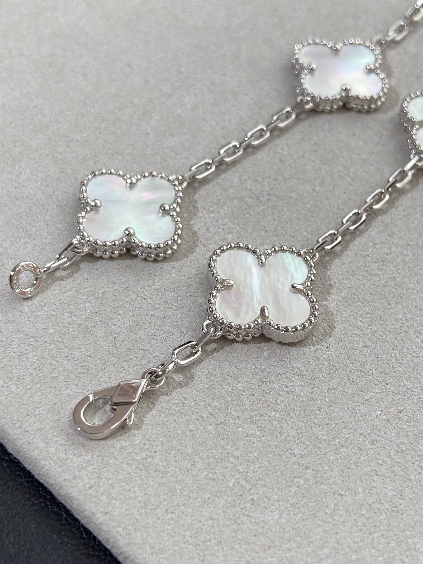 [⭐Shinejoy]CLOVER WHITE PEARL MOP 5 MOTIF BRACELET COLLECTION