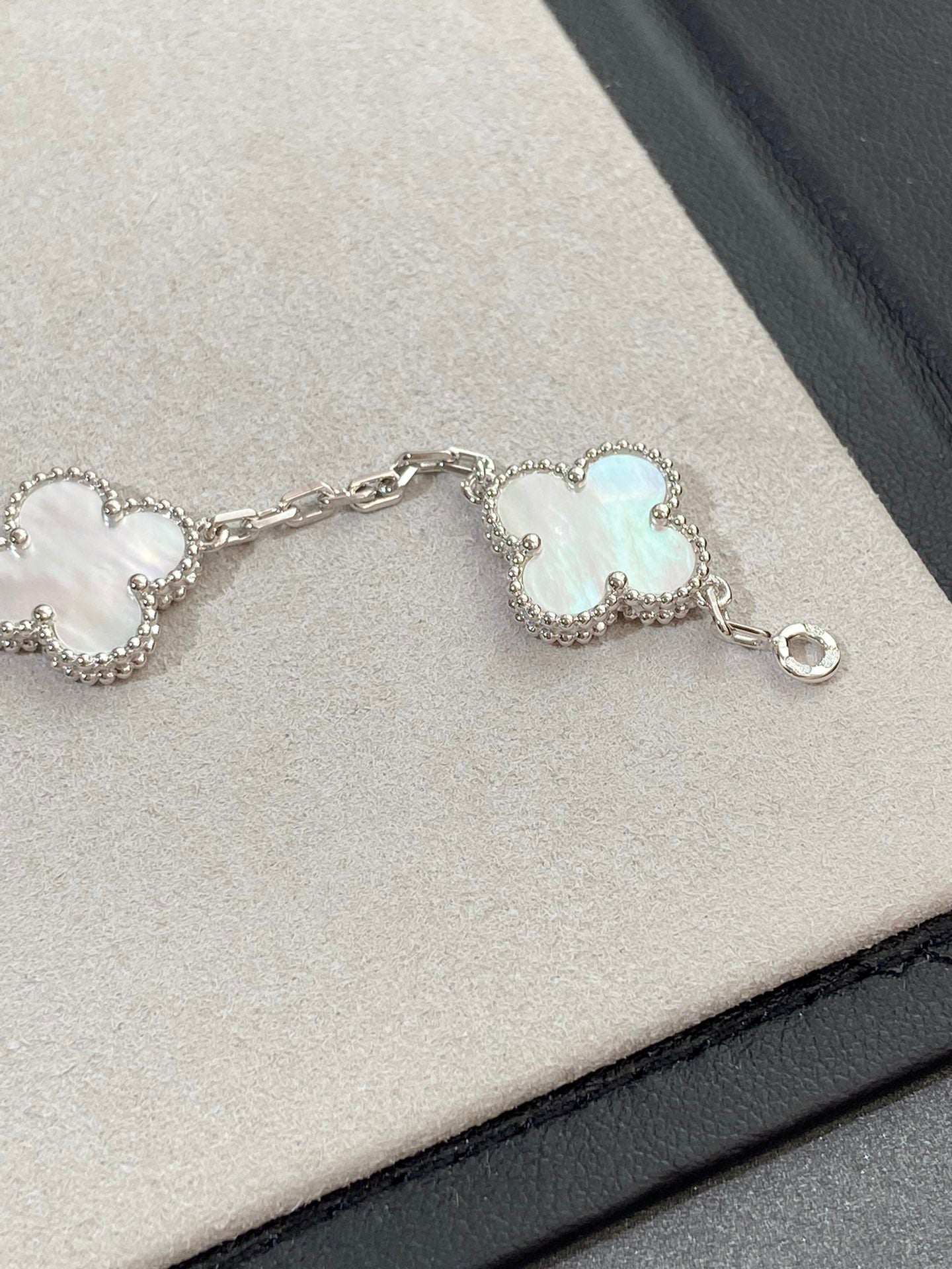 [⭐Shinejoy]CLOVER WHITE PEARL MOP 5 MOTIF BRACELET COLLECTION