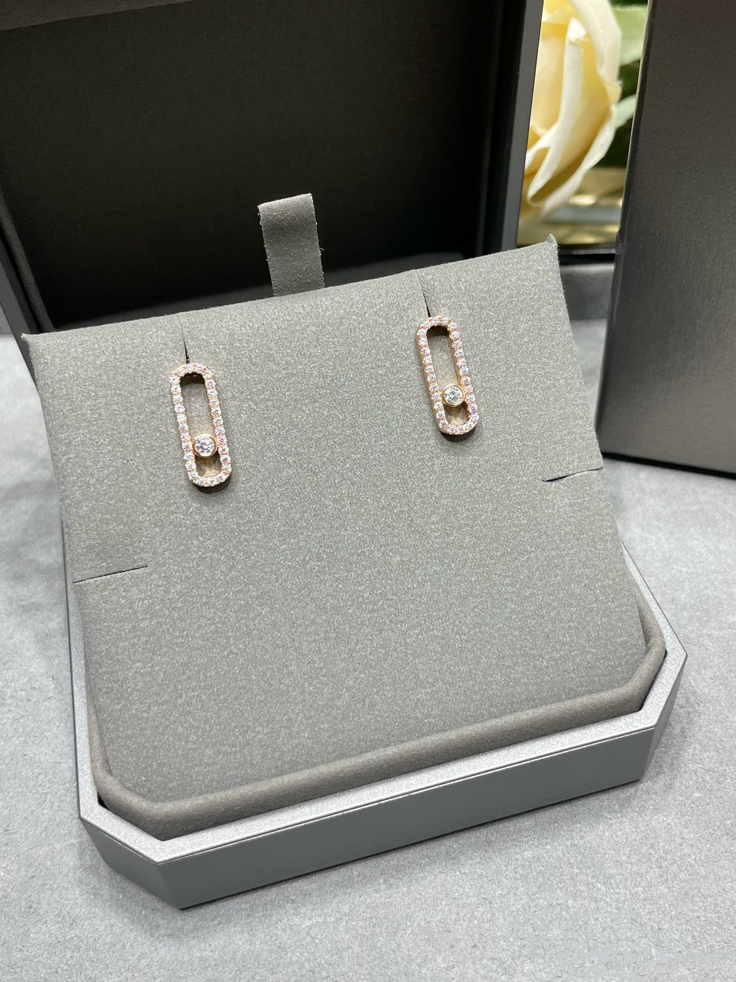 [Shinejoy]MOVE UNO STUD DIAMOND PAVED EARRINGS
