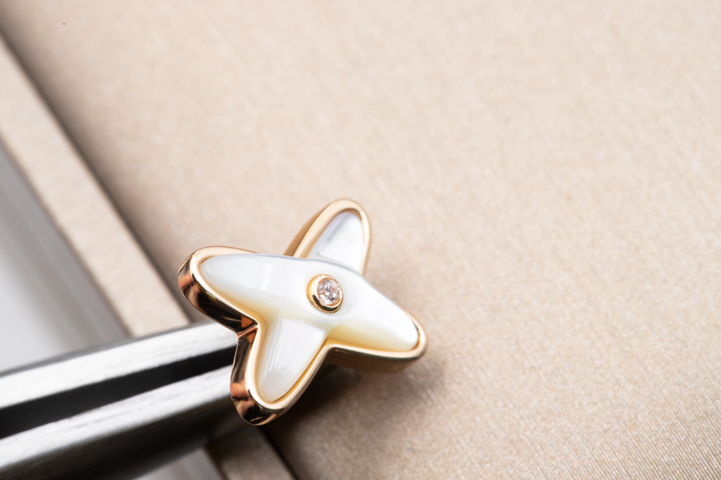[Shinejoy]JEUX DE WHITE MOP ROSE GOLD DIAMOND EARRINGS