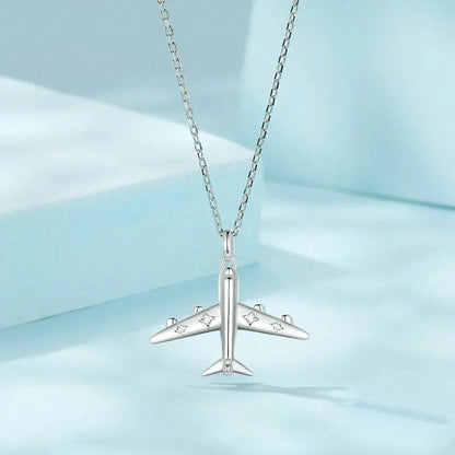 Collier délicat avec pendentif avion, plaqué platine